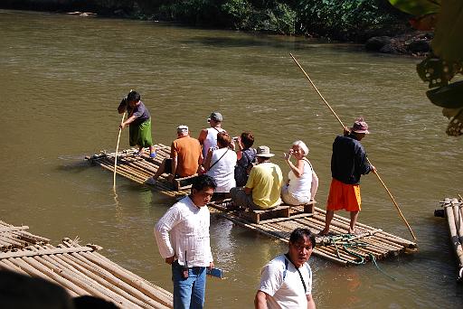 0691 varen op bamboevlot.JPG